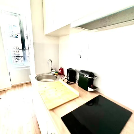 Апартаменты Sunny In The Heart Of 11eme *