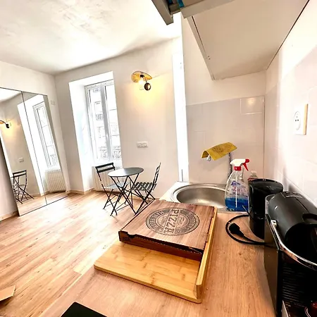Апартаменты Sunny In The Heart Of 11eme