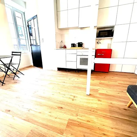 Апартаменты Sunny In The Heart Of 11eme